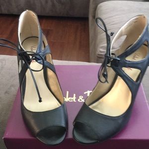 Violet & Red Cassandra Black Heels 9-1/2